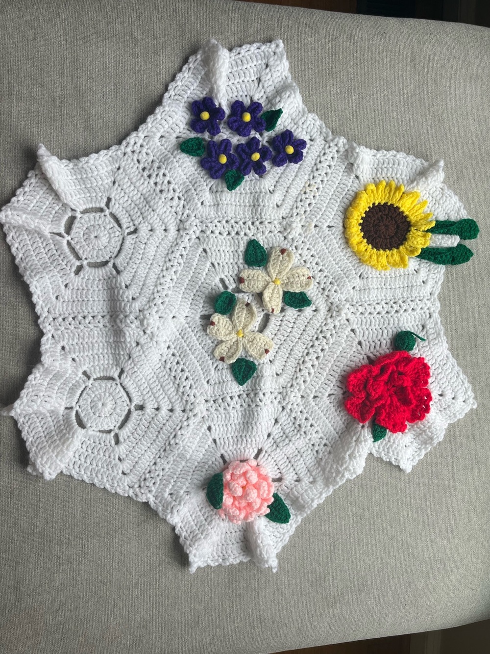 Vintage Handmade Crochet Floral Table Topper / Doily – 3D Flowers